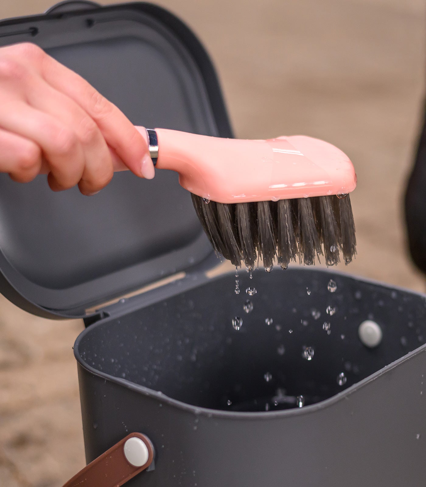 Waldhausen - Bucket brush with gel handle