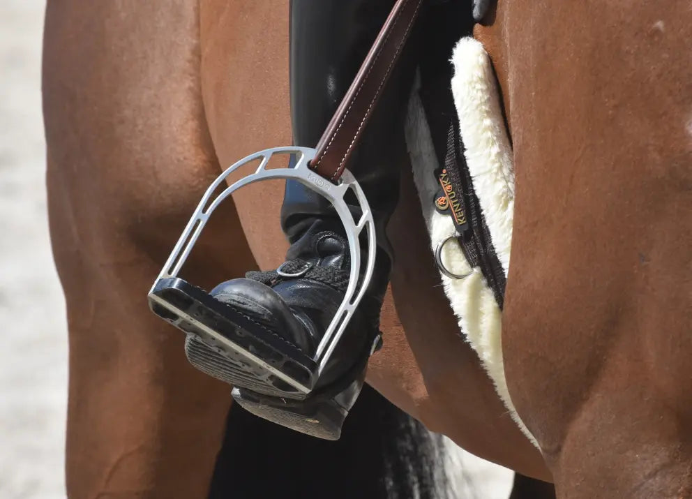Kentucky - Gjord med lammeskind, sheepskin girth.