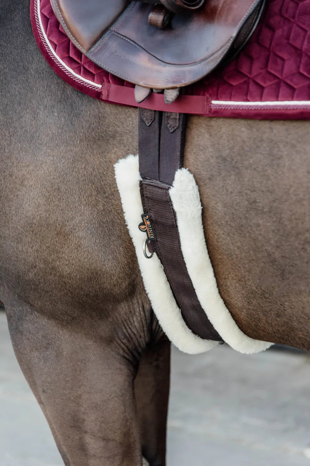 Kentucky - Gjord med lammeskind, sheepskin girth.