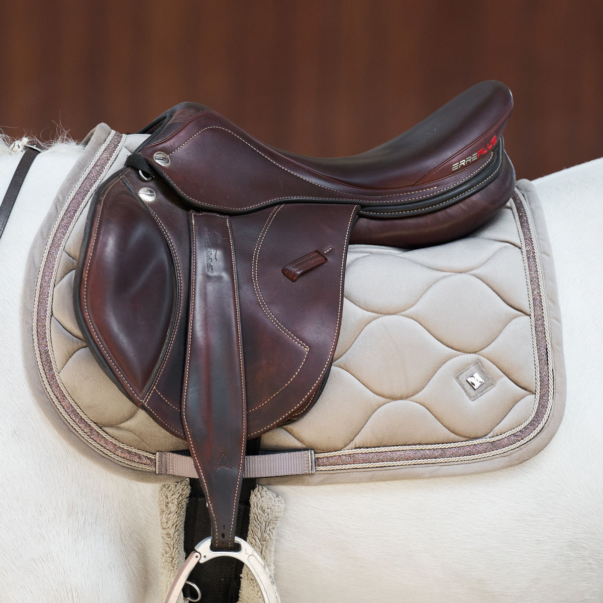 Imperial ridning, Underlag, Bandit- Taupe