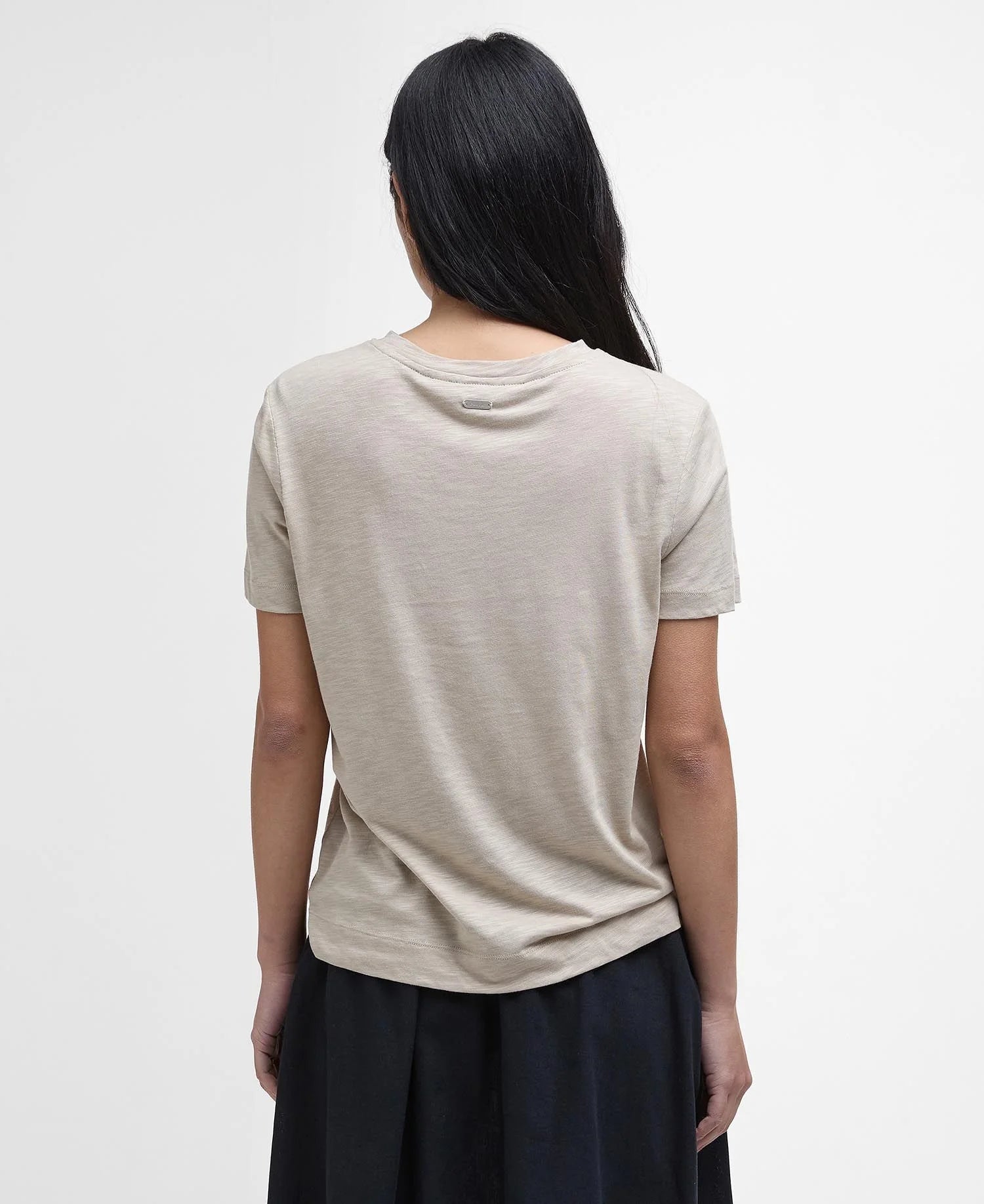 Barbour Ava T-shirt – Tidløs elegance i lys sand