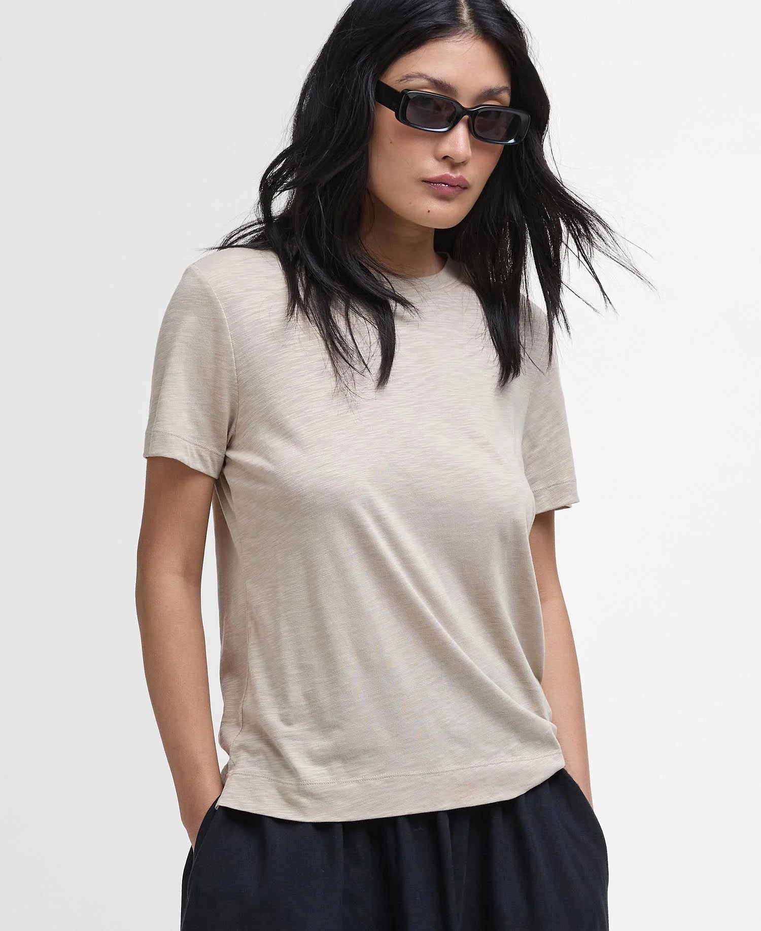 Barbour Ava T-shirt – Tidløs elegance i lys sand
