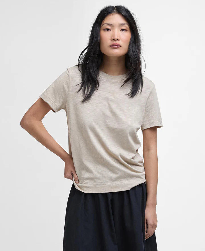 Barbour Ava T-shirt – Tidløs elegance i lys sand