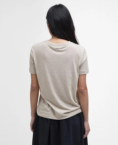 Barbour Ava T-shirt – Tidløs elegance i lys sand