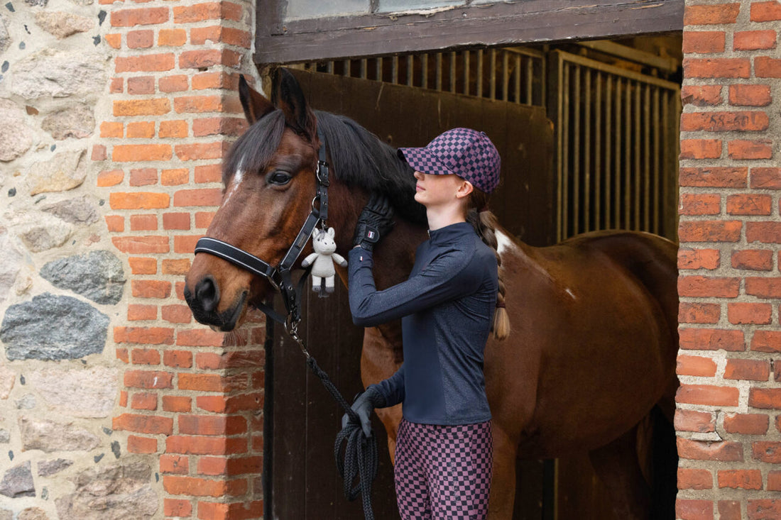 Kingsland, Knitted horse, Monty- grey